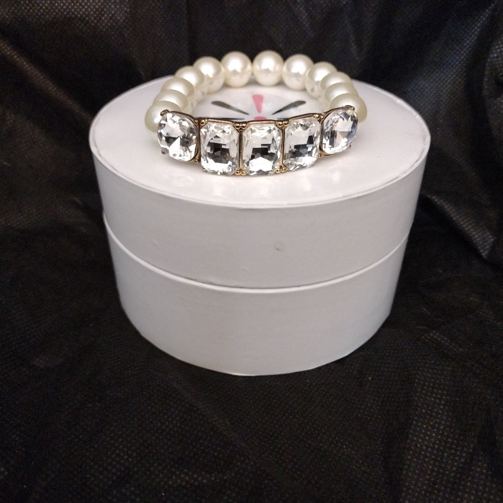 Ladies Pearl Rhinestones Bracelet 17$